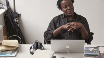 John Akomfrah dans son studio de Londres